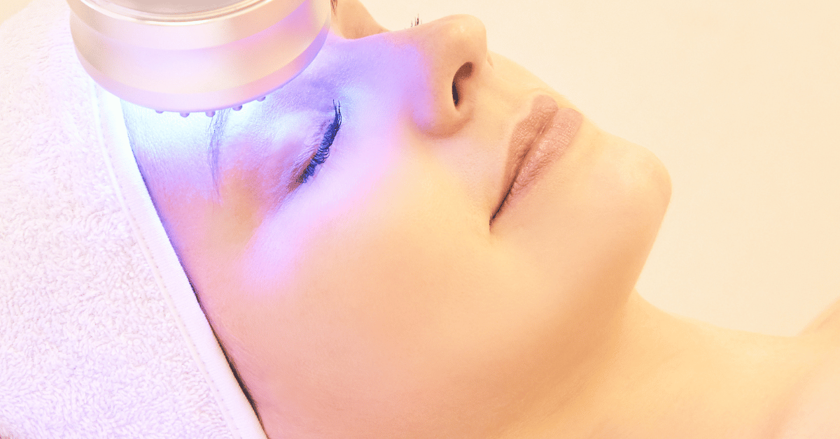 Ce que vous devez savoir sur la thérapie par lumière pulsée et ses bienfaits pour votre peau.